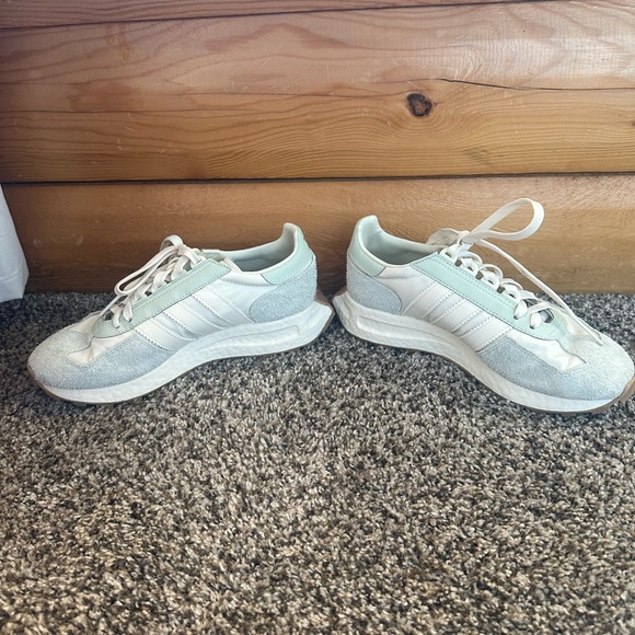 Women’s adidas shoes, size 8 in excellent condition - Picture 4 of 5